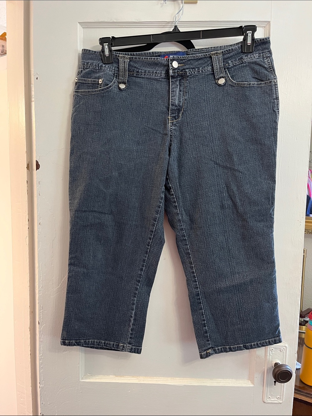 Women's Dark Wash Cropped Jeans - Mid Rise Stretch